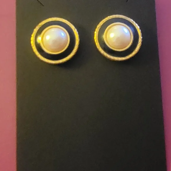 Elegant Vintage Richelieu Black Circle and Gold Tone Pierced Earrings - Picture 2 of 4